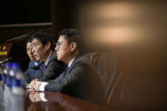 T恤裤和舞蹈教室